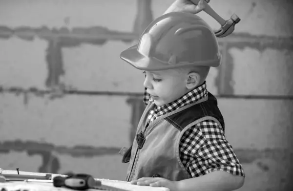 Portrait Petit Constructeur Hardhats Avec Des Instruments Rénovation Sur Construction — Photo