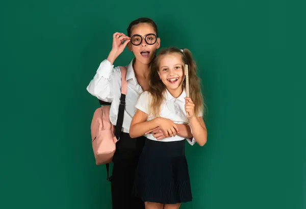Kennis Dag Lachen Grappige Kleine Schoolkinderen Zusjes Meisjes Met Rugzak — Stockfoto