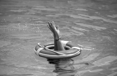 Lifebuoy hayatta kalmaya yardımcı olur. Hayatta kalmayı destekle ya da kurtar, kurtar. Yüzük denizde yüzüyor, can yeleği. Yükselen ellerle insanları boğmak