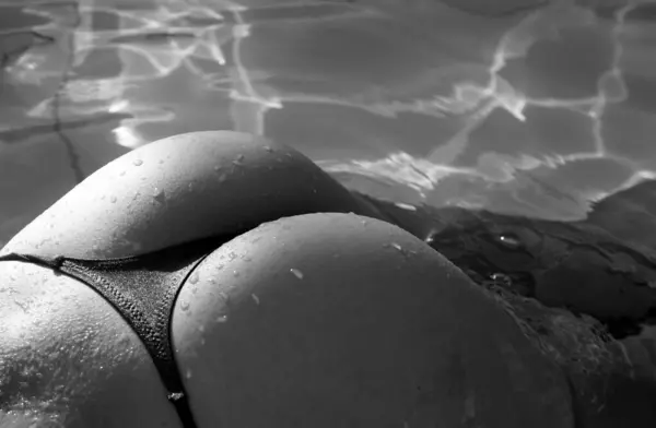 Butt Bikini Pool Sexy Buttocks Young Woman Shows Beautiful Ass — Stock Photo, Image