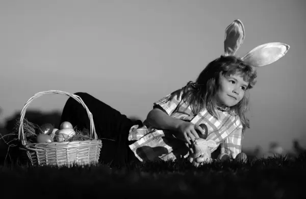 Tavşan Kulaklı Şirin Tavşan Çocuk Çocuklar Parkta Paskalya Yumurtası Avlıyor — Stok fotoğraf
