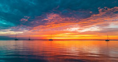 Denizde gün batımı. Sahilde gün doğumu. Renkli okyanus plajı gün doğumu