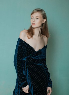 Gerçekten çok tatlı. Uzun saçlı ve doğal makyajlı güzel bir kız. Güzellik ve zarafet. Gece elbisesi içinde zarif bir kadın. Resmi moda görünüşü. Mavi elbiseli güzel kız. Güzellik salonundaki kız..