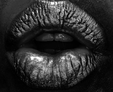 Parlak altın dudaklar. Altın dudaklar. Ağızdan gelen altın boya. Makyajlı kadın ağzında altın dudaklar. Altın metalik için duygusal ve yaratıcı tasarım