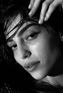 Güzel, zarif bir kadının stüdyo portresi. Yüksek model.