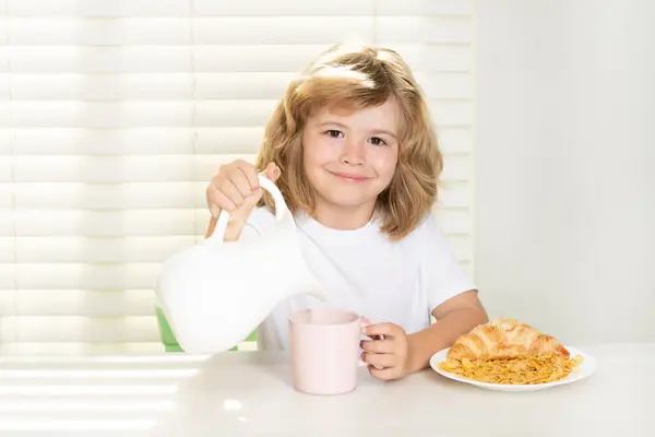 Barnet Fyller Hele Kyrne Med Melk Barnet Kjøkkenet Ved Bordet – stockfoto