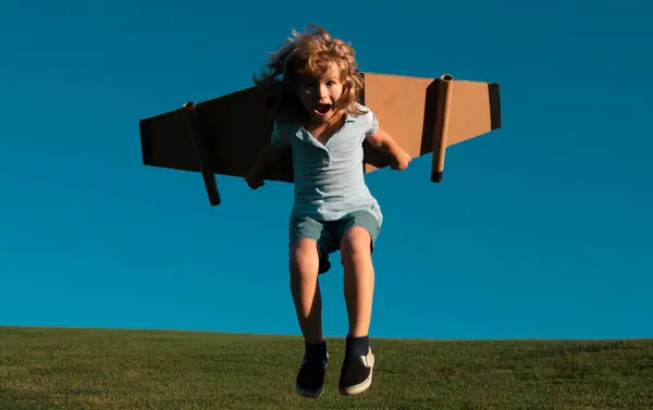 Criança Pulando Correndo Com Jetpack Brinquedo Rapaz Aviador Voar Com — Fotografia de Stock