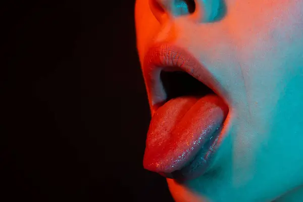 Язык Сексуальные Женские Губы Сексуальные Чувственные Женщины Открывают Рты Оближи — стоковое фото