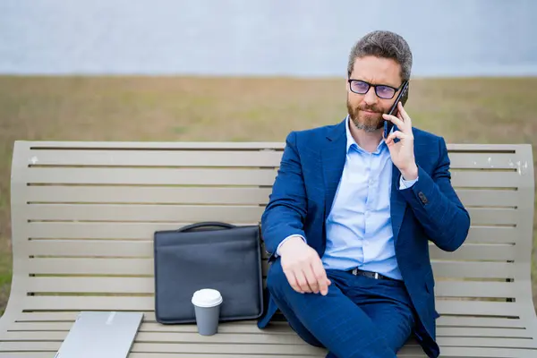 Wirtschaftsgespräche Geschäftsleute Telefonieren Auf Einer Bank Park Geschäftsmann Anzug Telefoniert — Stockfoto