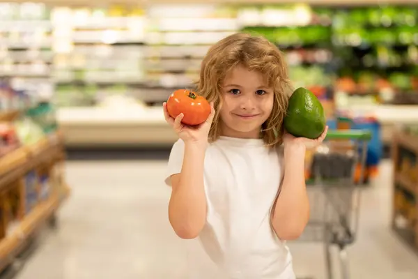 Bambino Che Sceglie Verdure Nel Negozio Alimentari Bambini Mercato Alimentare — Foto Stock