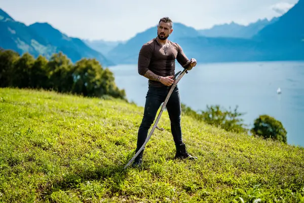Das Ist Ein Bauer Mann Mit Sense Mäht Gras Auf — Stockfoto