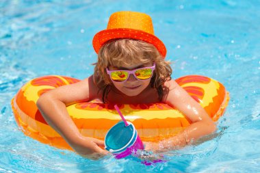Komik çocuk suratı. Çocuk yüzüyor ve havuzda oynuyor. Çocuk yüzme havuzunda oynuyor. Yaz tatili kavramı. Yaz Moda Çocukları portresi