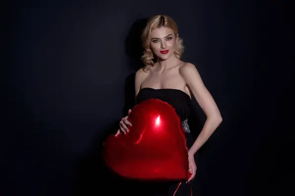美丽的女孩与心形气球在工作室孤立的背景 情人节的女人 爱的心 女模抱着红色气球的心脏 假日派对 心之爱概念 — 图库照片