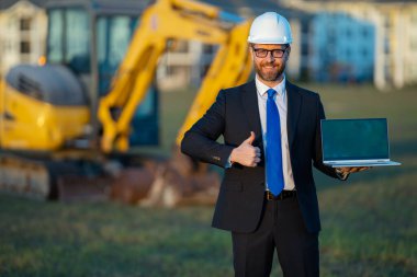 İnşaat mühendisi ya da inşaat mühendisi. İnşaat alanında kask ve takım elbiseli mühendis. Kazıcının yanındaki inşaat müdürü. Yenileme konsepti
