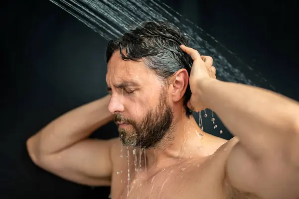 洗发水洗头洗头的人物形象 用洗发水洗头发 男人用防头皮屑洗发水洗头发 护发品 泡沫凝胶 洗发水和乳液 — 图库照片