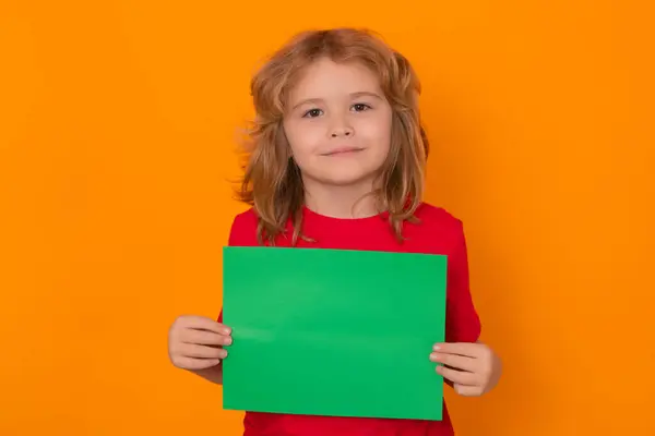 Criança Mostrando Banner Branco Verde Fundo Amarelo Anúncio Publicitário Cartaz — Fotografia de Stock