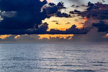 Karanlık fırtına arka planda. Dramatik kara bulutlar gökyüzü. Karanlık bulutlu tropikal gökyüzü günbatımı deniz zemininde. Fırtınalı bulutlu gökyüzü