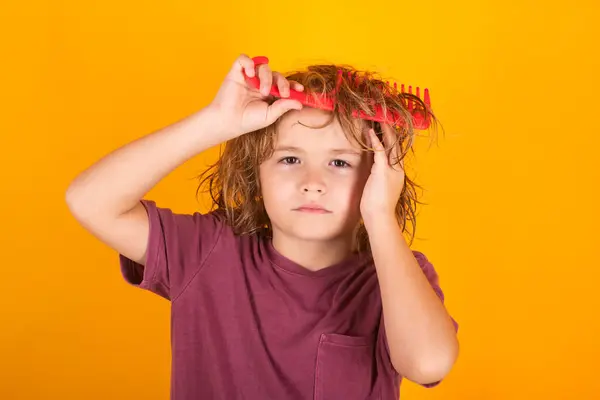 Tangled Kids Hair Child Tangled Blonde Long Hair Tries Comb — Stock Photo, Image