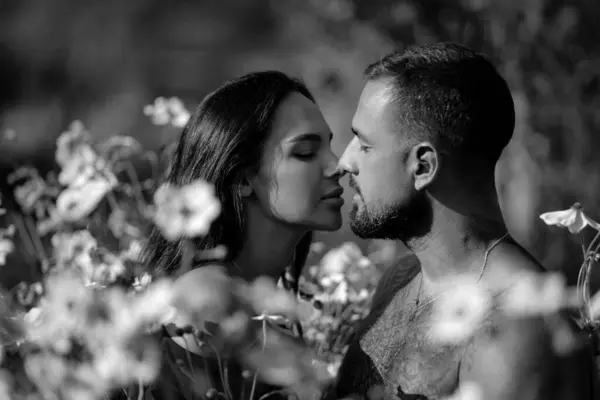 Sexig Kyss Ett Par Förälskade Kyssar Sensuell Kyss Romantiskt Ögonblick — Stockfoto
