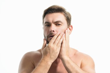 Erkek kozmetik, stüdyo arka planında cilt bakımı. Hijyen ve yüz. Olgun erkekler kozmetik ve sağlık. Güzellik ve cilt bakımı. Sağlık, sağlık ve sabah temizliği.