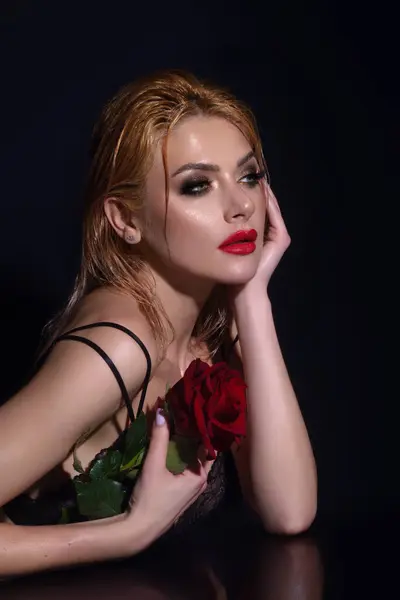 Sexy Woman Red Rose Fashion Portrait Young Beautiful Lady Flowers —  Fotos de Stock
