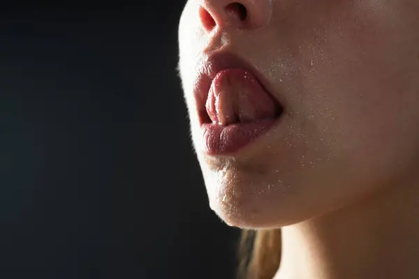 把舌头伸出来女性伸出舌头的遮掩 大舌头舔 用舌头捂住女人的嘴 性感的舌头 肉感舔 — 图库照片