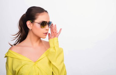 Güneş gözlüğü moda. Yaz gözlüklü kız. Moda tarzı eğilimi