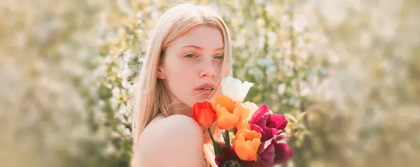 Frühling Frau Gesicht Für Banner Sinnliches Mädchen Mit Tulpenblüten Blonde — Stockfoto