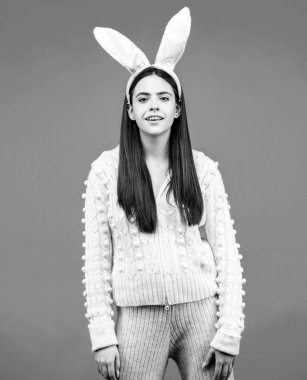 Paskalya gününde izole edilmiş arka planda tavşan kulaklı bir kız.