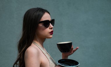Moda kadını sabah kahvesi içiyor. Americano kapuçino latte espresso.