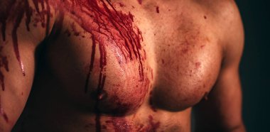 Acı ve yaralanma. Vücut kirli kan. Mutant konsepti. Psikopat deli adam. Katil vahşi saldırgan adam. Saldırgan biri. Yaralı asker. Kanlı akarsuları olan göğüs kas gövdesi. Ağrı ve kazanç.