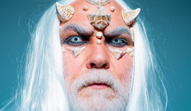 Korkunç Cadılar Bayramı adam ile korku. Beyaz gözlü vampir adam. Boynuzlu kafası olan Viking. İblis kafası siyaha izole edilmiş. Gizemli savaşçı yüzünde dikenler için büyülü