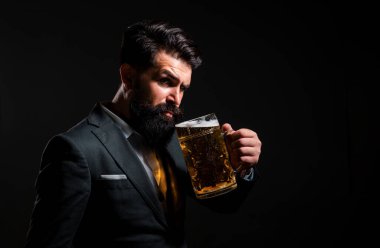 Ciddi bir adamın profil portresi bira sanatını siyah üzerine koyuyor.