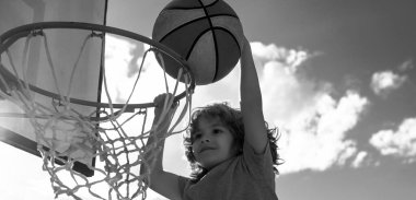 Çocuklar basketbol oynuyor. Çocuk sporları etkinliği