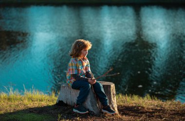 Yalnız ya da yalnız çocuk. Çocuk bunalımı, sorunlar. Erkek duyguları. Negatif duygular, sinir bozukluğu