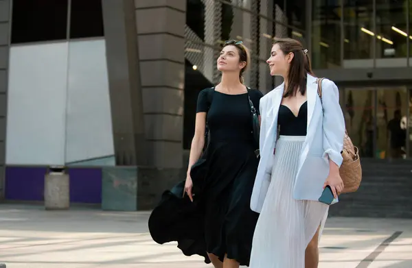Κατάστημα Μόδας Χαρούμενες Χαμογελαστές Φιλενάδες Γυναίκες Περπατούν Στο Δρόμο Μόδας — Φωτογραφία Αρχείου