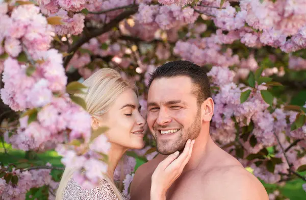Lächelndes Gesicht Eines Frühlingshaften Glücklichen Jungen Paares Glückliche Sinnliche Familie — Stockfoto
