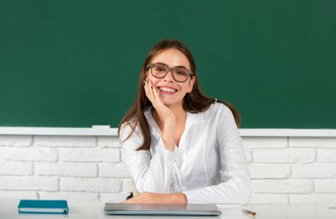 Okuldaki ya da üniversitedeki kız öğrencinin portresi.