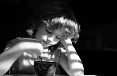 Çocuk kahvaltısını mutfakta yiyor. Çocukların beslenmesi. Çocuklar için sağlıklı yiyecekler. Organik ev yemekleri.