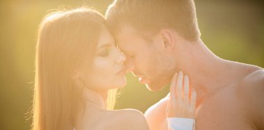 Şehvetli bir öpücük. Adam hassas bir kadını öptü. Sarılıp kucaklaşan genç aşıklar. Gün batımında sevgi ve şefkat dolu bir çift.