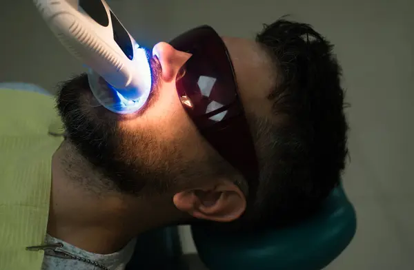 Badanie Młodego Człowieka Przez Dentystę Lekkim Niewyraźnym Tle Piękny Europejski — Zdjęcie stockowe