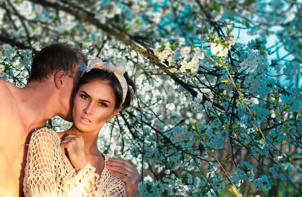 Aşık Bahar Çifti Yaz Mutluluğu Kiraz Ağacında Şehvetli Aşıklar — Stok fotoğraf