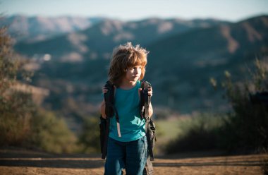 Sırt çantalı gezgin çocuk. Çocuk yerel bir yürüyüşe çıkıyor.