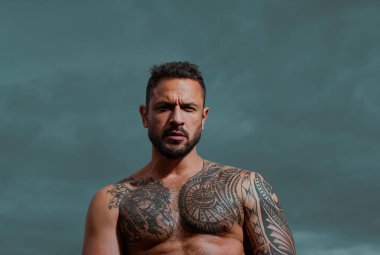 Seksi bir adam. Dramatik gökyüzünde açık hava erkek portresi