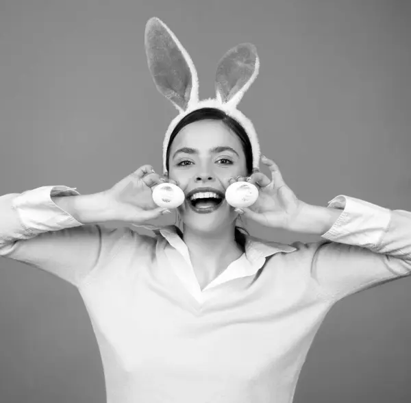 Conejita Con Huevo Pascua Mujer Con Orejas Conejo Caza Huevos — Foto de Stock