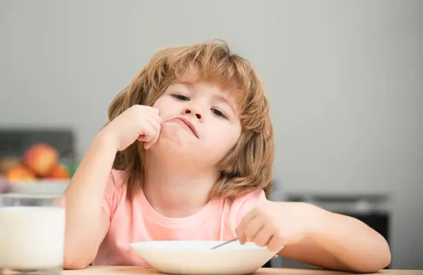 Criança Come Criança Caucasiana Infeliz Senta Mesa Cozinha Casa Não — Fotografia de Stock