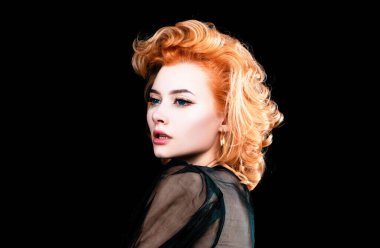 Siyah stüdyodaki kızıl saçlı kadın, izole edilmiş vesikalık portresi.