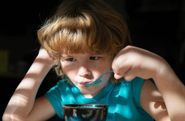Sağlıklı ev yemekleri. Çocuk mutfakta kahvaltı yapar. Çocuklar için besin