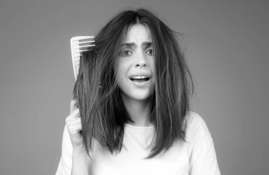 Saç dökülmesi sorunu için, kadın saçlarını dağınık gösteriyor.