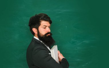 Üniversitede sınava hazırlanıyorum. Okul konsepti. Üniversitede sınav. Sınava veya sınava hazırlanan öğrenci. Okula ve mutlu zamanlara geri dönelim. Lise kavramı kopyalama alanı. Teşekkür Ederim Öğretmen